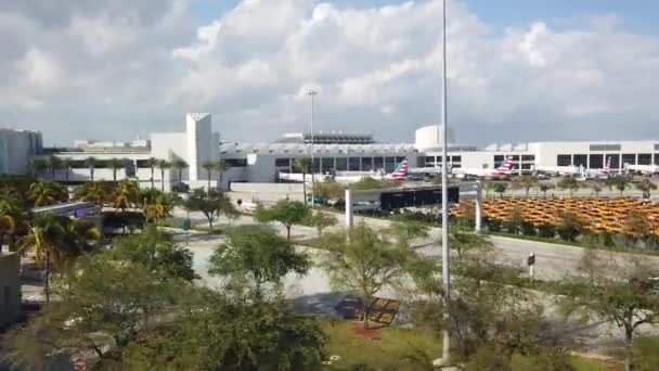 迈阿密 佛罗里达州 2019年2月24日 从迈阿密机场天空列车的窗口视图 空中自动人员移动系统在迈阿密国际机场运行 佛罗里达州 4K分辨率 — 图库视频影像