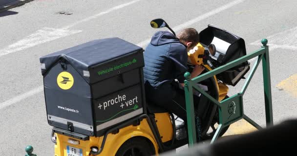 Roquebrune Cap Martin França Abril 2019 Yellow Postal Delivery Ligier — Vídeo de Stock