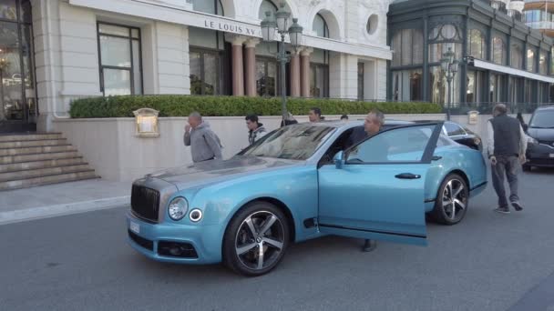 蒙特卡洛 摩纳哥 2019年5月1日 代客泊车豪华蓝色和灰色宾利穆桑车在蒙特卡洛赌场广场在摩纳哥 法国里维埃拉 Dci 4K视频 — 图库视频影像