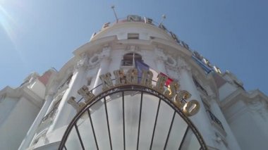 Nice, Fransa - 1 Mayıs 2019: Hotel Negresco Girişi Ve Promenade Des Anglais Üzerinde Tabela Nice, Fransız Rivierası, Provence-Alpes-Cote d'Azur, Fransa - 4k Video