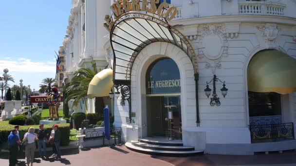 2019年5月1日 内格雷斯科酒店门面入口和标志在西安的德安格拉斯大道 法国国旗在风中挥舞 法国里维埃拉 普罗旺斯 阿尔卑斯 科特德阿祖尔 4K视频 — 图库视频影像