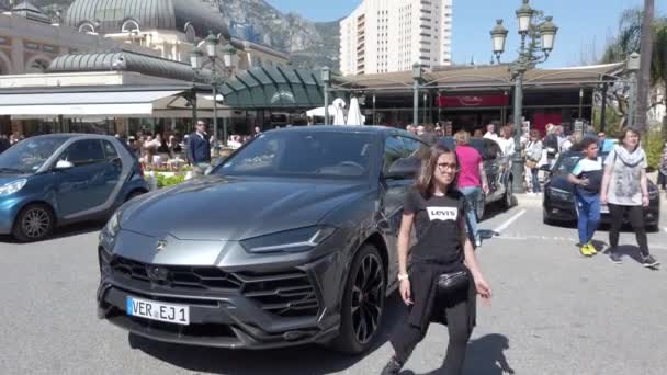 モンテカルロ モナコ 2019年5月1日 モナコのモンテカルロカジノ広場に駐車ラグジュアリーグレーランボルギーニウルスSuv フランスのリビエラ フランス ヨーロッパ 4Kビデオ — ストック動画