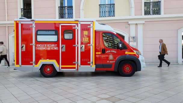 蒙特卡洛 摩纳哥 3月31日 法国红白消防部门救护车面包车 侧视图 停在摩纳哥的街道 与灯没有天狼星 法国里维埃拉 4K视频 — 图库视频影像
