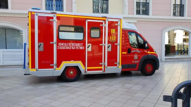 モンテカルロ モナコ 3月31日 フランスの赤と白の消防署の救急車バン サイドビュー ライトなしサイレン フランスリビエラ フランス ヨーロッパで モナコの通りに駐車 — ストック動画