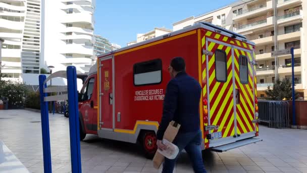 蒙特卡洛 摩纳哥 3月31日 法国红白消防部门救护车面包车 后视图 停在摩纳哥的街道 与灯没有天狼星 法国里维埃拉 4K视频 — 图库视频影像