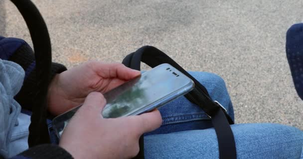 Jovem Mulher Usando Seu Smartphone Fora Tela Rolagem Toque Das — Vídeo de Stock