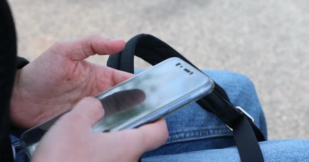 Mujer Joven Usando Teléfono Inteligente Fuera Desplazamiento Manos Pantalla Táctil — Vídeo de stock