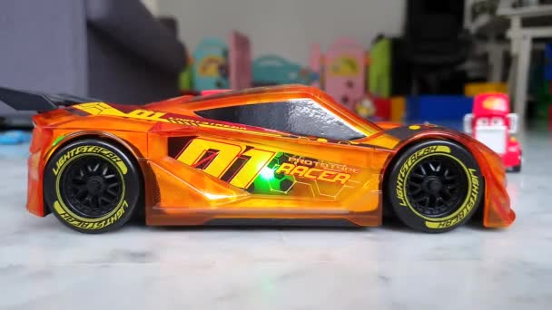 Menton Frankrijk Mei 2019 Oranje Dickie Speelgoed Lightstreak Racer Plastic — Stockvideo