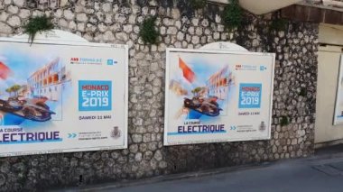 Monte-Carlo, Monako - 6 Mayıs 2019: Monaco E-Prix 2019 Fransız Reklamcılığı, Abb Fia Formula E Şampiyonası Açık Hava Afişleri, Fransız Rivierası'ndaki Billboardlar, Fransa, Avrupa - 4k Video