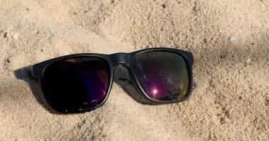 Sahilde Kumda Siyah Güneş Gözlüğü Yansıtma, Yaz - Close Up View - Dci 4k Çözünürlük