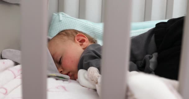 Porträt Des Niedlichen Schlafenden Babygesichts Der Krippe Monate Alt Nahaufnahme — Stockvideo