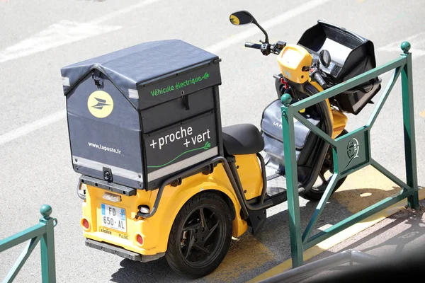 Scooter eléctrico apuñalado amarillo moderno de la entrega postal en Francia — Foto de Stock