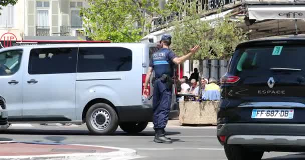 Cannes Frankrijk Mei 2019 Franse Politieagent Gemeentelijke Politie Uniform Controlling — Stockvideo