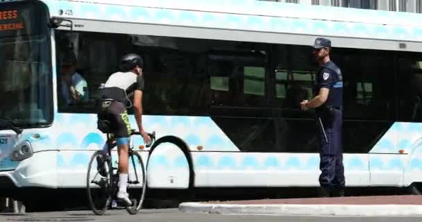 Cannes França Maio 2019 Policial Francês Polícia Municipal Uniforme Controlando — Vídeo de Stock