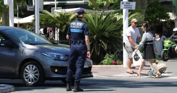 Канни Франція Травня 2019 Французька Жінка Поліцейський Співробітник Направляє Дорожнього — стокове відео
