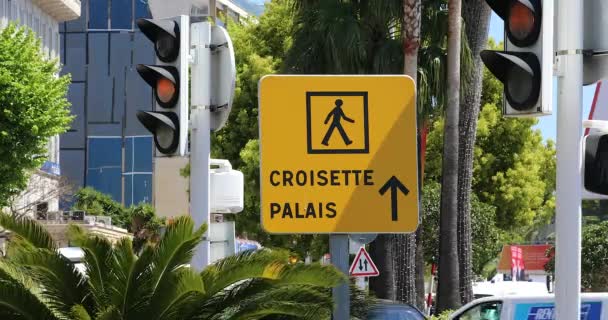 Канни Франція Травня 2019 Знак Людини Йде Croisette Палацу Фестивалів — стокове відео
