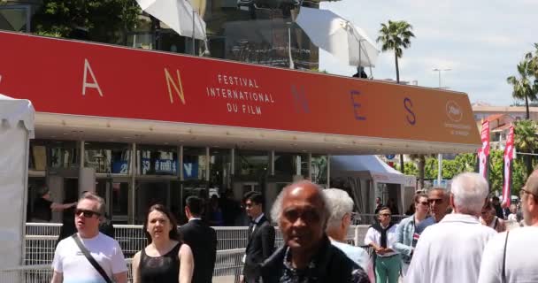 Cannes Frankrijk Mei 2019 Mensen Lopen Voor Het Palais Des — Stockvideo