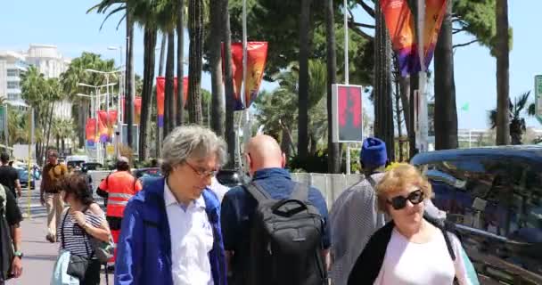 Cannes France Mai 2019 Spaziergänger Auf Dem Bürgersteig Auf Der — Stockvideo