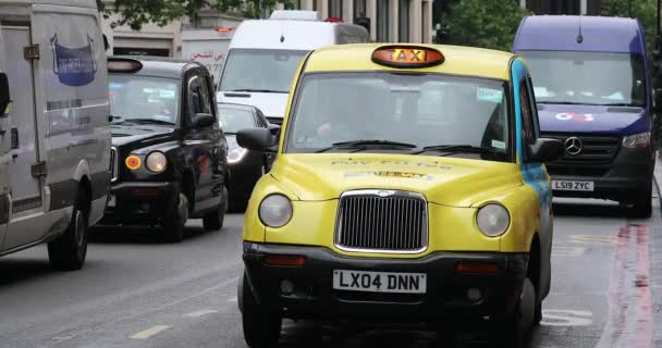 London Storbritannien Maj 2019 Traditionell Gul British Taxi Cab Lti — Stockvideo