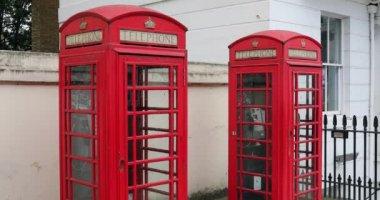 Londra, İngiltere, 28 Mayıs 2019: Belgrave Road On Two Red British Telefon Kutuları Londra İngiltere, British Icon, City Center Of London - Dci 4k Resolution