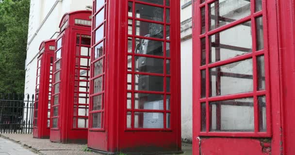 2019年5月28日 英国伦敦贝尔格雷夫路的四个红色英国电话亭 英国图标 伦敦市中心 Dci 4K分辨率 — 图库视频影像