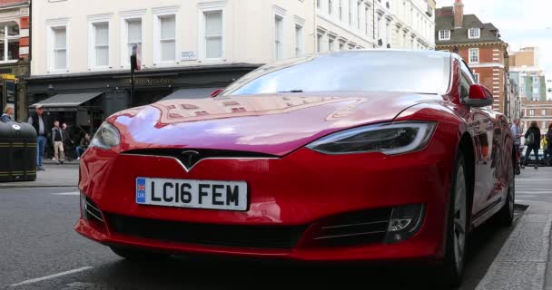 Londres Reino Unido Mayo 2019 Hermoso Coche Eléctrico Rojo Tesla — Vídeo de stock