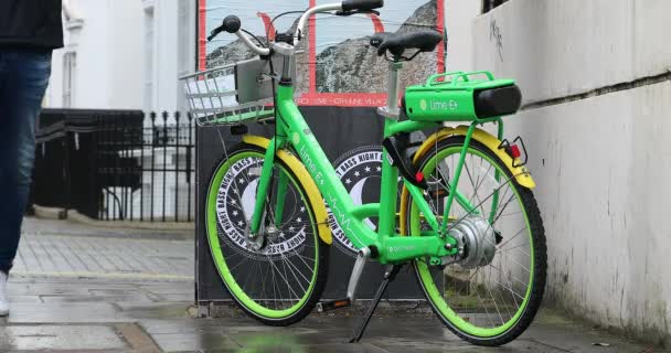 London June 2019 Lime Green Rental Electric Bicycle Rain Parked — Stock Video