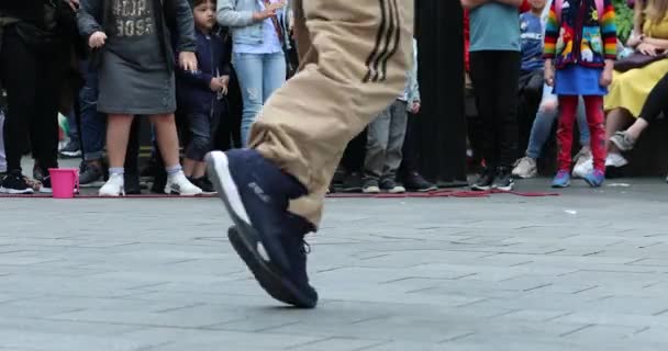 ロンドン 2019年5月31日 ヒップホップストリートダンスは 観客がブレイクダンサーストリートパフォーマーを見てロンドンのレスター広場で移動します クローズアップビュー Dci 4K解像度 — ストック動画