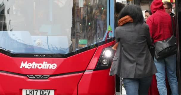 ロンドン 2019年5月29日 赤いロンドンバスボルボメトロラインに乗るために雨の中で待っている人々の列 クローズアップビュー Dci 4K解像度 — ストック動画