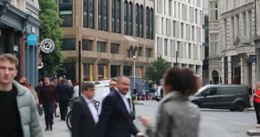 Londra, İngiltere, 31 Mayıs 2019: Londra Şehir Merkezinde Eastcheap Caddesi Kaldırımda Yürüyen İş Adamları Kalabalığı, Close Up View - Dci 4k Çözünürlük