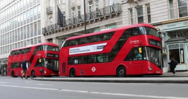 Londra, Ingiltere, 1 Haziran 2019: Londra 'Da Piccadilly Arcade önünde park edilen Iki modern kırmızı çift katlı otobüs Birleşik Krallık, Avrupa-dCi 4k çözünürlük