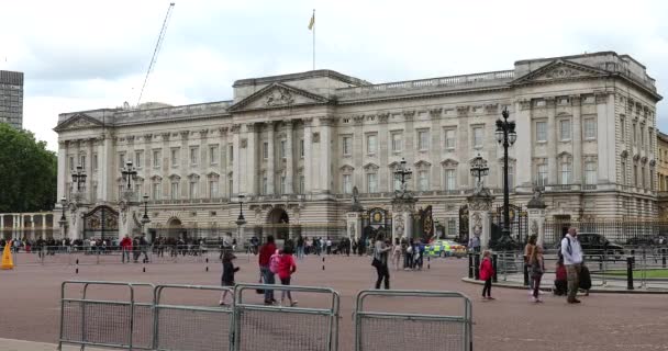 ロンドン 2019年5月28日 ロンドン ヨーロッパのバッキンガム宮殿の前でタクシーとパトカーを持つ観光客の群衆 Dci 4K解像度 — ストック動画