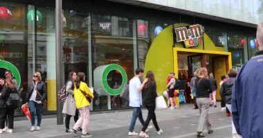 Londra, İngiltere, 28 Mayıs 2019: M&M'in World Retail Store'unun Önünde Yürüyen Kalabalık Londra, İngiltere, Avrupa - Dci 4k Kararı