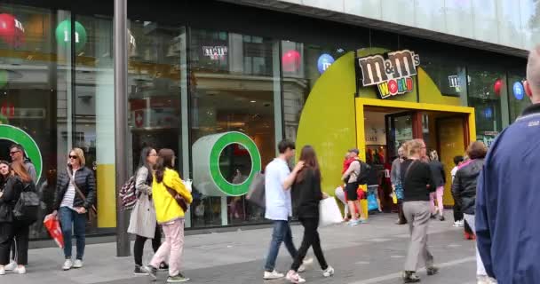 London May 2019 Crowd People Walking Front World Retail Store — Stock Video