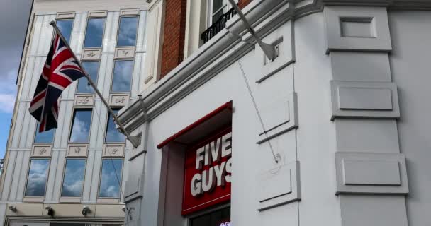 Londres Reino Unido Maio 2019 Five Guys Restaurant Facade Great — Vídeo de Stock