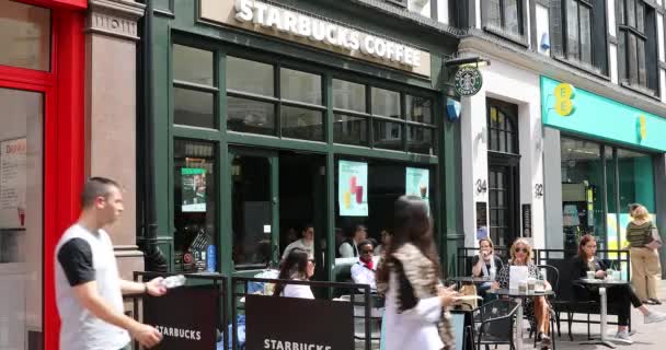 2019年6月1日 人们坐在位于伦敦卡纳比街的星巴克咖啡露台上 英国苏霍 Dci 4K分辨率 — 图库视频影像
