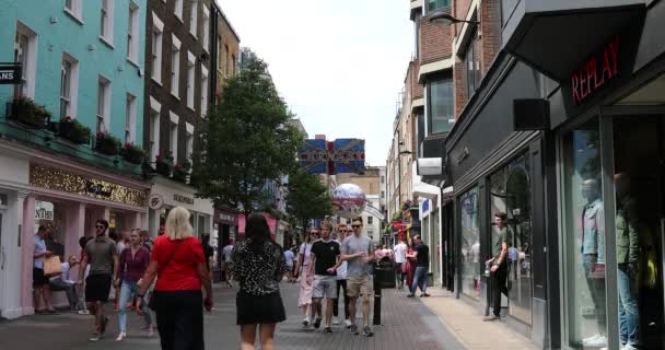 Londra Ngiltere Haziran 2019 Carnaby Caddesi Nde Yürüyen Bir Grup — Stok video