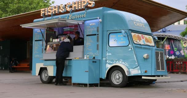 Лондон Великобритания Мая 2019 Года Fish Chips Van Vintage Blue — стоковое видео