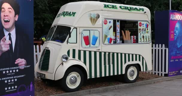 2019年5月28日 莫里斯商业J型冰淇淋车 复古白色和绿色食品卡车在南岸 特写视图 Dci 分辨率 — 图库视频影像