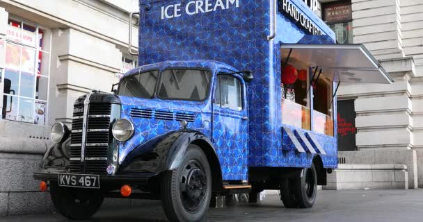 London May 2019 Beautiful Retro Blue Bedford Handcrafted Ice Cream — Stock Video