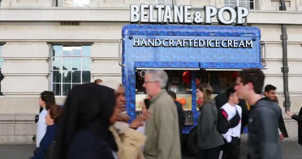 ロンドン 2019年5月28日 美しいヴィンテージブルーベッドフォードトラック サイドビュー ベルタン ポップ手作りのアイスクリームフードトラックロンドン イギリス ヨーロッパのサウスバンク クローズアップビュー Dci — ストック動画