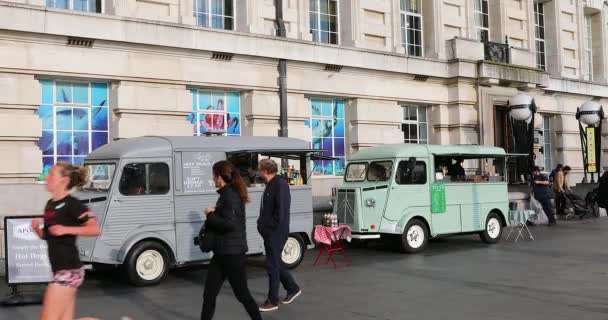 London Mai 2019 Zwei Vintage Mobile Van Retro Grün Und — Stockvideo