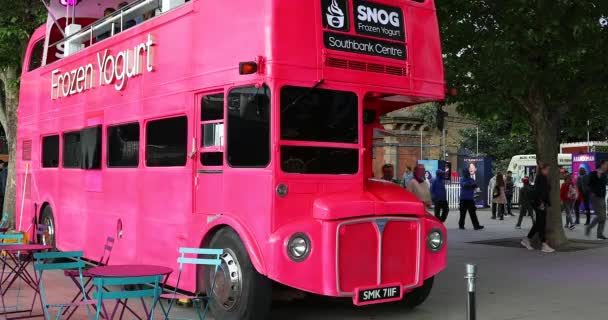 ロンドン 2019年5月28日 スノッグ冷凍ヨーグルトヴィンテージダブルデッカーレッドバスフードトラックロンドン ヨーロッパのサウスバンク クローズアップビュー Dci 4K解像度 — ストック動画