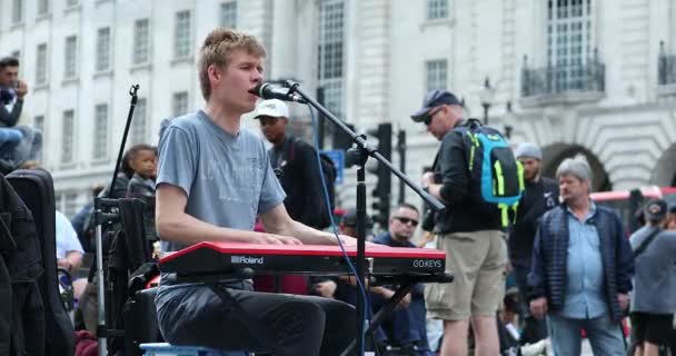 Λονδίνο Μαΐου 2019 Νέος Άνθρωπος Τραγουδώντας Μικρόφωνο Και Παίζοντας Πιάνο — Αρχείο Βίντεο