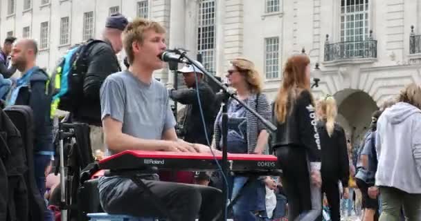 London May 2019 Young Man Singing Microphone Playing Piano London — Stock Video