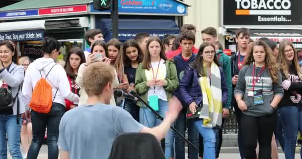 Londres Royaume Uni Mai 2019 Des Adolescentes Joyeuses Chantent Regardent — Video