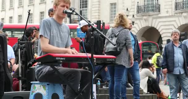 2019年5月31日 年轻人用麦克风唱歌 在伦敦弹钢琴 在皮卡迪利马戏团观看街头音乐家 特写视图 Dci 分辨率 — 图库视频影像