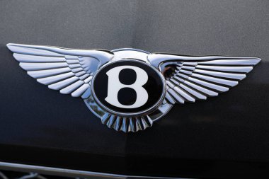 Bentley Logosu Siyah Bir Araba Kaputu