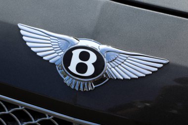 Siyah Bir Araba Kaputu Üzerinde Ünlü Bentley Logosu