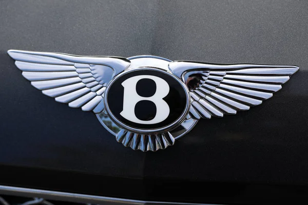 Logotipo Bentley na tampa de um carro preto — Fotografia de Stock